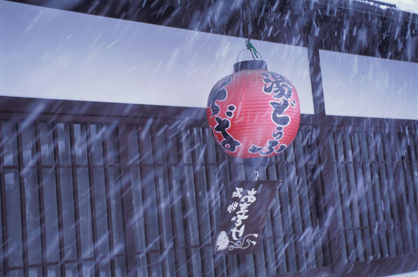 无人,寺庙,横图,室外,白天,正面,旅游,名胜古迹,雪,风,大雪,地标,照明,京都,日本,亚洲,节日,遗迹,灯笼,纸灯笼,柱子,墙,屋檐,积雪,雪景,冬季,冬天,下雪,古迹,文化,文物,古建筑,木柱,檐,墙壁,墙面,灯具,庙宇,祈祷,健康,旅游胜地,寒冷,许愿,宗教,佛教,信仰,京都府,纪念,祈求,照亮,冰冷,照明设备,古文明,东亚,本州,本州岛,日本国,近畿地方,近畿,严寒,冰凉,酷寒,凛冽,凛凛,极冷,释教,岚山,平安,彩图,庙,寺,标志性建筑