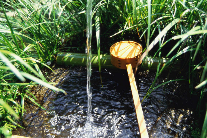 无人,横图,俯视,室外,白天,草地,草坪,石头,水,植物,竹子,阴影,波纹,透明,光线,石子,液体,影子,竹筒,气泡,水滴,青苔,苔藓,涟漪,漩涡,水泡,水珠,草,绿色,水纹,阳光,泡泡,石块,岩石,竹,彩图,高角度拍摄