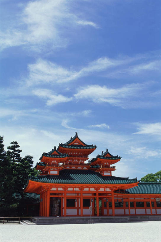 无人,家,寺庙,竖图,室外,白天,正面,旅游,度假,名胜古迹,植物,家具,标志建筑,地标,建筑,京都,日本,亚洲,节日,遗迹,装饰,瓦片,房屋,庭院,屋檐,屋子,云,云朵,云彩,古迹,文化,文物,娱乐,建设,古建筑,楼房,檐,住宅,树,树木,蓝色,绿色,白云,蓝天,天空,自然,庙宇,天,祈祷,享受,休闲,健康,旅游胜地,放松,许愿,宗教,佛教,信仰,京都府,生长,晴朗,成长,纪念,祈求,明亮,舒适,宽敞,古文明,东亚,本州,本州岛,日本国,近畿地方,近畿,释教,东山区,八坂神社,平安,晴空,彩图,房子,庙,寺