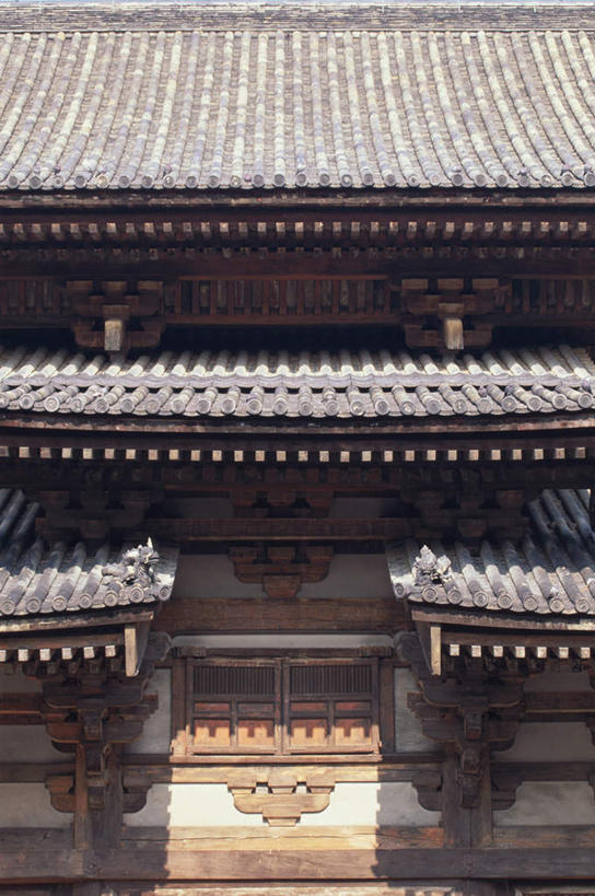 无人,家,寺庙,竖图,室外,白天,仰视,旅游,度假,名胜古迹,家具,标志建筑,地标,建筑,京都,日本,亚洲,阴影,节日,遗迹,装饰,光线,瓦片,影子,房屋,墙,屋檐,屋子,塔,古迹,文化,文物,娱乐,建设,古建筑,宝塔,楼房,檐,墙壁,墙面,住宅,阳光,庙宇,祈祷,享受,休闲,健康,旅游胜地,放松,许愿,宗教,佛教,信仰,京都府,纪念,祈求,明亮,舒适,宽敞,古文明,东亚,本州,本州岛,日本国,近畿地方,近畿,释教,东寺,教王护国寺,平安,彩图,低角度拍摄,房子,庙,寺