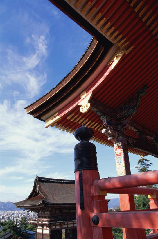 无人,家,寺庙,栏杆,竖图,室外,白天,仰视,旅游,度假,名胜古迹,家具,标志建筑,地标,建筑,竹子,京都,日本,亚洲,节日,遗迹,装饰,瓦片,栅栏,房屋,庭院,屋檐,屋子,篱笆,围栏,古迹,文化,文物,娱乐,建设,古建筑,护栏,楼房,木柱,檐,住宅,红色,蓝色,蓝天,天空,庙宇,天,祈祷,享受,休闲,健康,旅游胜地,放松,许愿,宗教,佛教,信仰,京都府,纪念,祈求,明亮,舒适,宽敞,古文明,东亚,本州,本州岛,日本国,近畿地方,清水寺,近畿,释教,平安,彩图,低角度拍摄,房子,庙,寺
