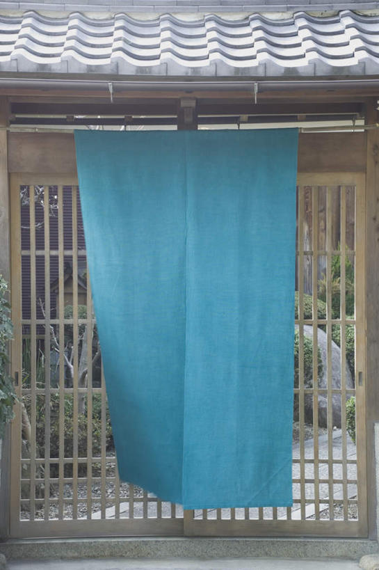 无人,家,栏杆,竖图,室外,白天,正面,植物,窗帘,装饰,栅栏,房屋,屋檐,屋子,篱笆,围栏,护栏,楼房,檐,住宅,树,树木,绿色,自然,帘子,遮阳,生长,成长,华丽,修饰,点缀,衬托,美观,雅致,雅观,彩图,房子