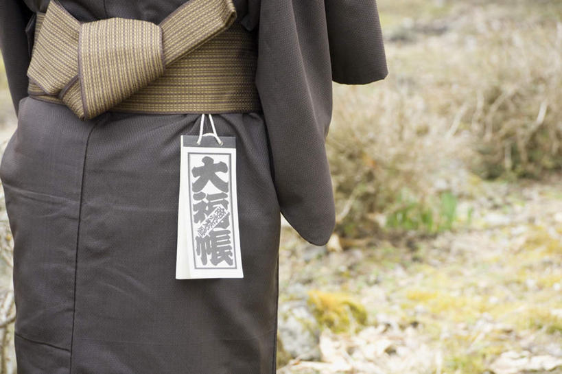 东方人,一个人,站,横图,室外,白天,民族服装,草地,草坪,植物,亚洲,仅一个男性,仅一个人,和服,注视,黄种人,草,仅一个年轻男性,背面,绿色,观察,看,站着,服饰,观看,察看,关注,吴服,唐草,唐花,唐锦,男人,男性,年轻男性,亚洲人,站立,半身,彩图,传统服装,民俗服