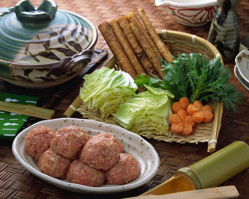 无人,横图,俯视,室内,特写,白天,烹饪,桌面,桌子,蔬菜,椰菜,卷心菜,餐具,阴影,新鲜,光线,木制,砂锅,影子,鸡肉,肉,食品,菜肴,美食,肉类,食物,木制品,日式,佳肴,有机食品,绿色食品,肉食,进餐用具,烹调用具,包心菜,彩图,高角度拍摄