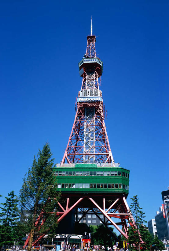 无人,竖图,室外,白天,仰视,旅游,度假,美景,树林,植物,标志建筑,地标,建筑,北海道,日本,亚洲,阴影,光线,影子,景观,建筑群,塔,娱乐,建设,树,树木,蓝色,绿色,蓝天,天空,阳光,自然,天,享受,休闲,景色,放松,生长,晴朗,成长,自然风光,电视塔,东亚,万里无云,札幌,大通公园,日本国,北海道地方,北海道岛,县厅,札幌电视塔,札幌铁塔,晴空,晴空万里,彩图,低角度拍摄,札幌市