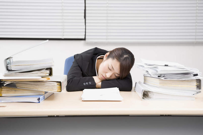 东方人,一个人,商务人士,商务女性,坐,闭眼,睡,横图,室内,白天,正面,桌子,椅子,亚洲,仅一个年轻女性,仅一个女性,仅一个人,阴影,套装,光线,影子,办公桌,文件夹,注视,黄种人,会议椅,观察,看,观看,办公椅,档案夹,察看,关注,商务装,资料夹,工薪阶层,文档夹,材料夹,商务椅,培训椅,年轻女性,女人,女性,亚洲人,白领,上班族,闭眼睛,闭着眼,闭着眼睛,困,困觉,寝息,睡觉,坐着,半身,彩图