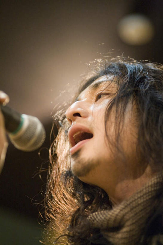 东方人,一个人,歌唱家,站,竖图,室内,特写,白天,侧面,亚洲,仅一个男性,仅一个人,阴影,服装,朦胧,模糊,光线,影子,拿,拿着,注视,休闲装,黄种人,仅一个年轻男性,衣服,话筒,观察,看,站着,休闲,休闲服,唱歌,服饰,观看,察看,麦克风,关注,扩音器,演唱,传声器,微音器,男人,男性,年轻男性,亚洲人,歌手,站立,半身,彩图