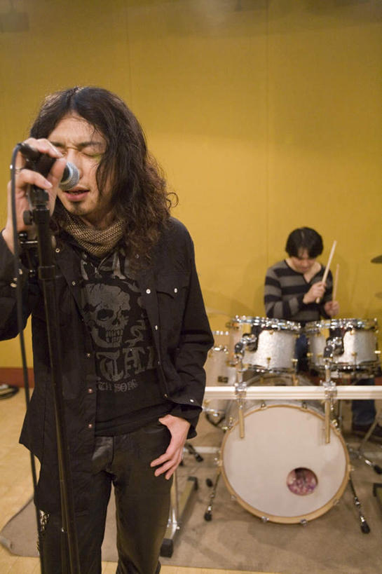 东方人,两个人,伙伴,朋友,歌唱家,站,坐,竖图,室内,白天,正面,友谊,亚洲,阴影,服装,光线,影子,灯光,鼓,吉他,乐器,弦乐器,注视,休闲装,黄种人,顶灯,灯,衣服,灯具,观察,看,站着,休闲,休闲服,唱歌,服饰,观看,察看,录音室,照明设备,关注,弹拨弦鸣乐器,演唱,友情,男人,男性,年轻男性,亚洲人,歌手,站立,坐着,半身,彩图,弹拨弦乐器