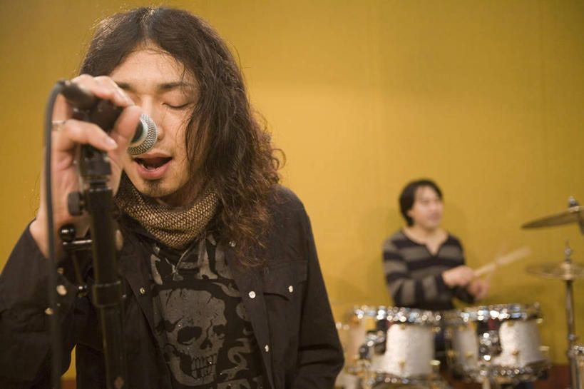 东方人,两个人,伙伴,朋友,歌唱家,站,坐,横图,室内,白天,正面,友谊,亚洲,阴影,服装,光线,影子,灯光,鼓,吉他,乐器,弦乐器,注视,休闲装,黄种人,顶灯,灯,衣服,灯具,观察,看,站着,休闲,休闲服,唱歌,服饰,观看,察看,录音室,照明设备,关注,弹拨弦鸣乐器,演唱,友情,男人,男性,年轻男性,亚洲人,歌手,站立,坐着,半身,彩图,弹拨弦乐器