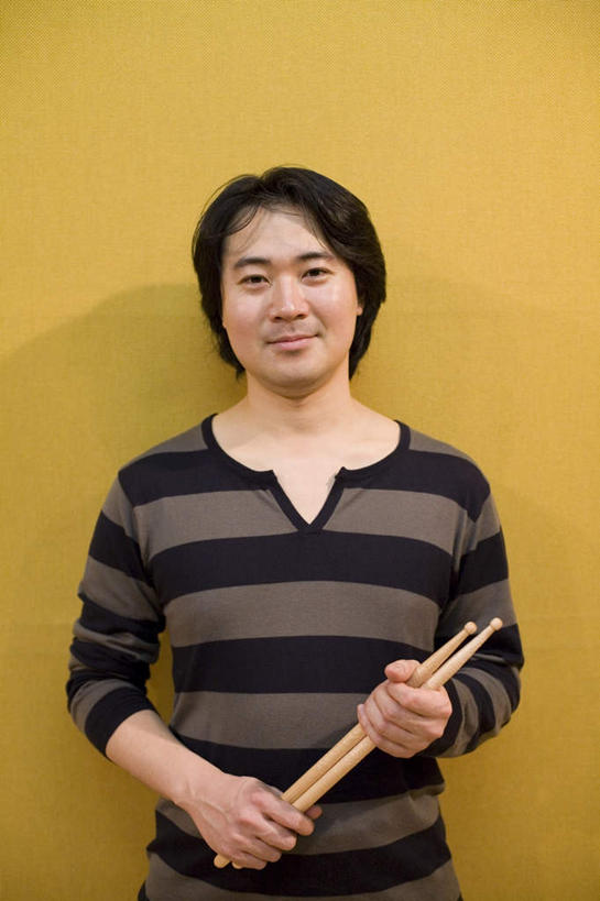 东方人,一个人,站,笑,微笑,竖图,室内,白天,正面,亚洲,仅一个男性,仅一个人,阴影,服装,光线,影子,拿,拿着,注视,休闲装,黄种人,仅一个年轻男性,衣服,观察,看,站着,休闲,休闲服,服饰,观看,察看,关注,鼓槌,男人,男性,年轻男性,亚洲人,站立,半身,彩图