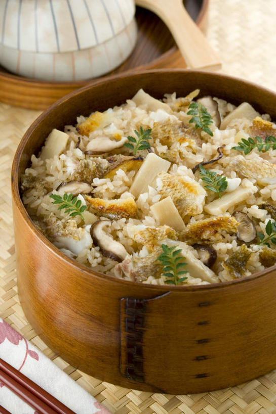 蒸笼,米饭,无人,竖图,俯视,室内,特写,白天,烹饪,筷子,桌面,桌子,蔬菜,餐具,厨具,切片,阴影,竹制,新鲜,光线,木制,影子,菌菇,蘑菇,日本料理,食品,饭,鲷鱼,菌类,文化,传统,菜肴,美食,食物,木制品,碗,日式料理,食用菌,佳肴,有机食品,绿色食品,礼节,加吉鱼,铜盆鱼,五谷,竹制品,笼屉,礼仪,烹饪用具,班加吉,加真鲷,进餐用具,烹调用具,烹调,彩图,高角度拍摄