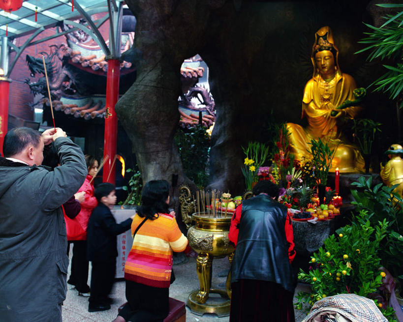 东方人,寺庙,站,跪,横图,室外,白天,正面,旅游,度假,植物,雕塑,亚洲,指,服装,雕刻,雕像,许多人,祝福,注视,指点,休闲装,黄种人,娱乐,树,树木,虔诚,衣服,绿色,自然,观察,看,祈祷,双手合十,站着,一群人,享受,休闲,休闲服,放松,服饰,生长,成长,观看,察看,指向,关注,感谢,合十礼,合掌礼,合十,莲华合掌,感恩,男人,男性,女人,女性,中年男性,中年女性,亚洲人,跪着,玩耍,站立,半身,彩图