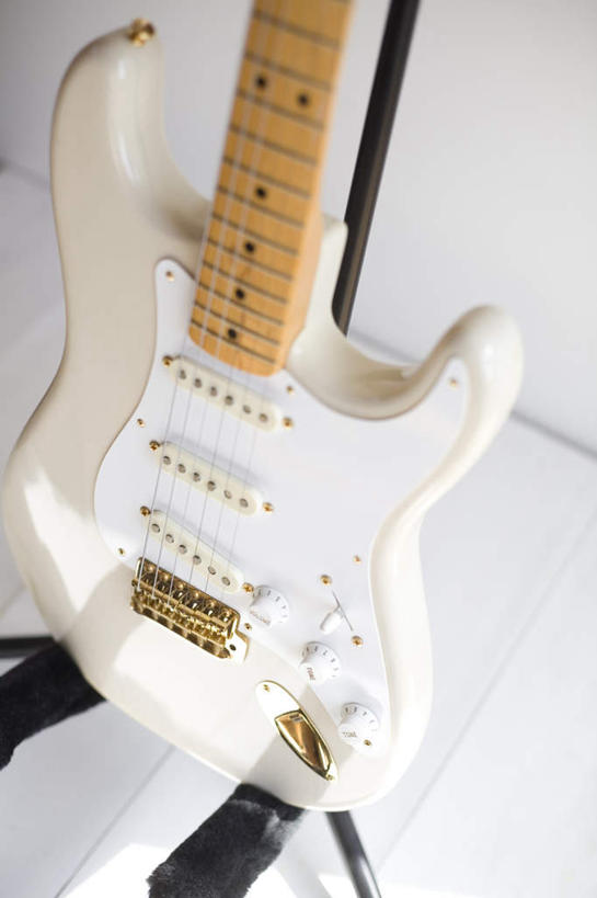 无人,竖图,俯视,室内,特写,白天,地板,静物,一把,阴影,光线,影子,墙,电吉他,吉他,乐器,弦乐器,地面,木地板,墙壁,墙面,弹拨弦鸣乐器,彩图,高角度拍摄,弹拨弦乐器