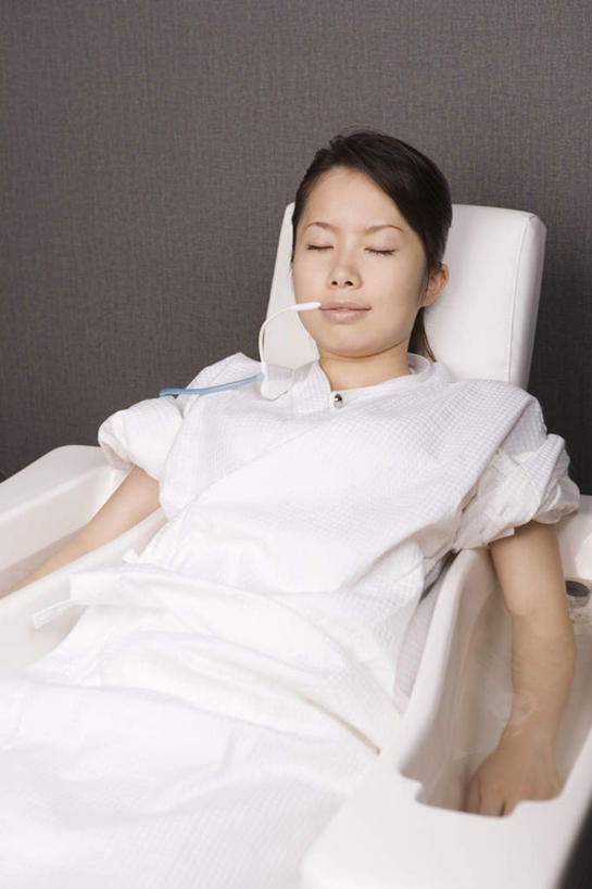 东方人,一个人,坐,闭眼,竖图,室内,白天,正面,按摩,美容,亚洲,仅一个年轻女性,仅一个女性,仅一个人,护肤,阴影,服装,光线,影子,休闲装,黄种人,衣服,保养,享受,休闲,休闲服,氧气瓶,放松,SPA水疗,保健,温泉浴场,服饰,医疗,医疗设备,氧气面罩,医疗器械,养颜,年轻女性,女人,女性,亚洲人,矿泉疗养地,闭眼睛,闭着眼,闭着眼睛,坐着,半身,彩图,水疗