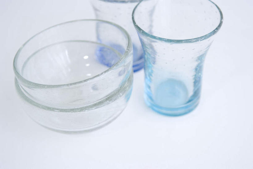 无人,横图,俯视,室内,特写,白天,白色背景,杯子,阴影,透明,光线,影子,玻璃制品,三个,蓝色,水杯,摄影,影棚,通明,玻璃杯,彩图,高角度拍摄,影棚拍摄,拍摄