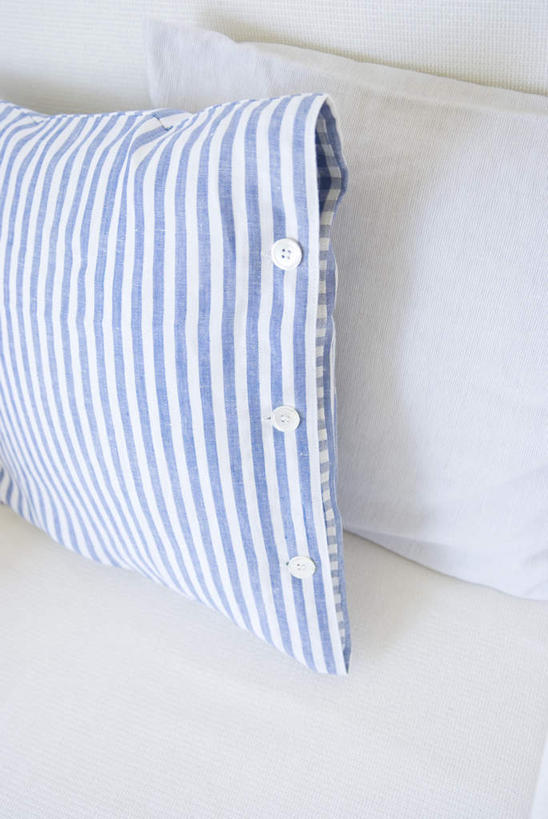 无人,客厅,竖图,室内,白天,正面,靠垫,沙发,静物,阴影,条纹,光线,影子,靠枕,纽扣,蓝色,白色,垫子,枕头,起居室,布艺沙发,彩图