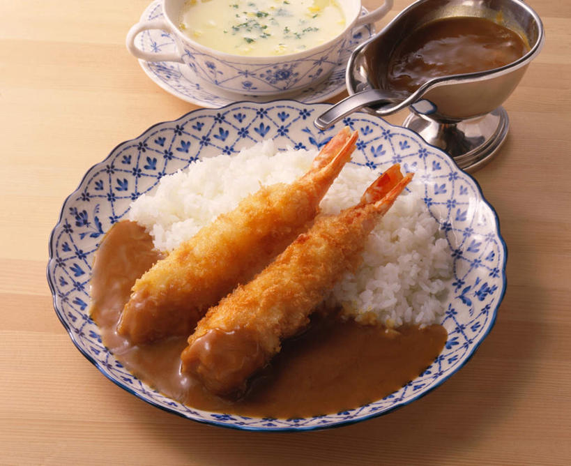 米饭,咖哩,无人,横图,俯视,室内,特写,白天,烹饪,桌面,桌子,餐具,阴影,光线,木制,碟子,盘,影子,勺子,调料,汤,虾,炸虾,味增汤,料理,食品,饭,调味品,调味料,咖喱,菜肴,美食,食物,盘子,木制品,调羹,碟,汤匙,日式,佳肴,彩图,高角度拍摄