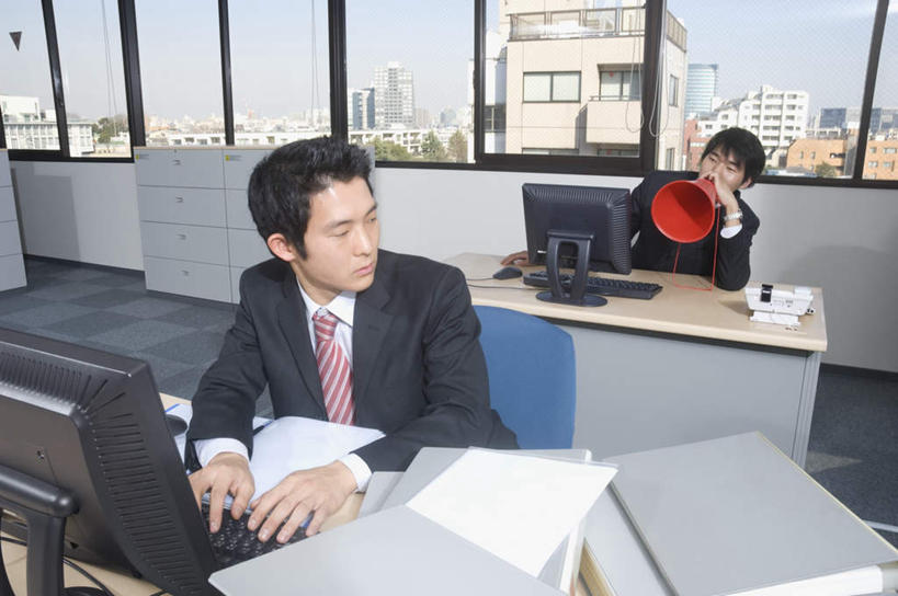 东方人,头,头发,两个人,伙伴,朋友,商务人士,商务男性,办公室,高楼大厦,坐,打电话,横图,室内,白天,正面,衬衫,友谊,办公楼,合作,团队,职员,电脑,显示器,鼠标,键盘,窗户,桌子,大厦,建筑,摩天大楼,写字楼,电话,椅子,亚洲,撑,敲打,阴影,套装,工作,光线,影子,办公桌,注视,黄种人,输入,通讯设备,喇叭,玻璃窗,黑色,话筒,楼宇,打字,观察,看,发呆,电话线,台式电脑,商务楼,战略,观看,点击,敲击,察看,撑着,关注,传声筒,商务装,工薪阶层,联合,合谋,配合,协作,按键,男人,男性,年轻男性,亚洲人,白领,上班族,电话机,通话,坐着,半身,彩图,衬衣,大楼,高层建筑,高楼,摩天楼,短发,白领阶层,办公室职员