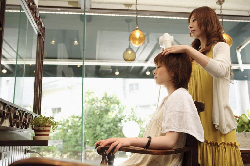 东方人,两个人,理发师,站,坐,横图,室内,白天,仰视,植物,窗户,镜子,落地窗,亚洲,阴影,服装,光线,电器,工具,影子,灯光,梳头,注视,休闲装,黄种人,吊灯,玻璃窗,灯,树,树木,衣服,绿色,自然,吹风机,灯具,观察,看,站着,休闲,休闲服,服饰,生长,成长,观看,理发店,电吹风,镜像,察看,家电,镜面,照明设备,关注,理发工具,年轻女性,女人,女性,亚洲人,发型师,理发员,美发师,站立,坐着,半身,彩图,低角度拍摄,理发