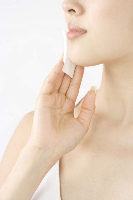 东方人,脸,头,脸颊,手,指甲,笑,微笑,露齿笑,竖图,室内,特写,白天,白色背景,正面,裙子,亚洲,阴影,连衣裙,服装,光线,影子,注视,休闲装,黄种人,衣服,纸巾,观察,看,休闲,手指,休闲服,摄影,服饰,影棚,观看,半身裙,吊带裙,察看,关注,卸妆,亚洲人,头部,脸部,脸蛋,面部,手指甲,半身,彩图,影棚拍摄,拍摄