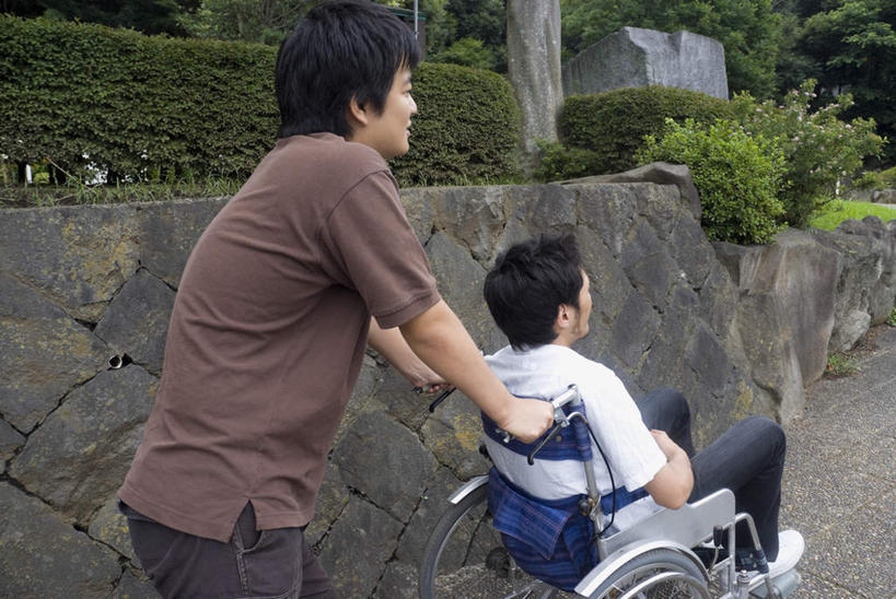 东方人,两个人,病人,坐,走,笑,微笑,横图,室外,白天,植物,道路,路,亚洲,服装,工具,小路,交通,注视,休闲装,黄种人,树,树木,背面,衣服,绿色,自然,轮椅,复健,观察,看,休闲,康复,休闲服,器械,服饰,生长,成长,观看,察看,医疗设备,关注,医疗器械,残疾,残疾人,医疗工具,辅助设备,男人,男性,年轻男性,亚洲人,患者,步行,散步,走路,坐着,半身,彩图