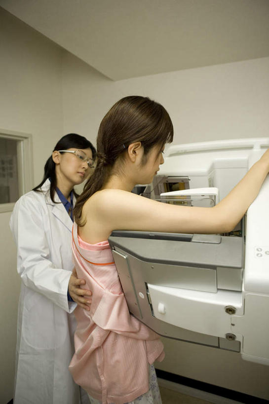 东方人,两个人,医生,病人,医院,说,竖图,x光片,室内,白天,侧面,亚洲,握,阴影,服装,检查,辐射,光线,科学,医学,影子,墙,拿,拿着,注视,休闲装,黄种人,墙壁,墙面,衣服,观察,看,医护人员,医疗人员,休闲,休闲服,握着,询问,服饰,观看,察看,医疗,科学技术,x射线,关注,x光,医疗机构,交流,年轻女性,女人,女性,中年女性,亚洲人,大夫,患者,就医者,沟通,讲话,交谈,说话,谈话,半身,彩图,病院,诊所,电磁波,电磁辐射