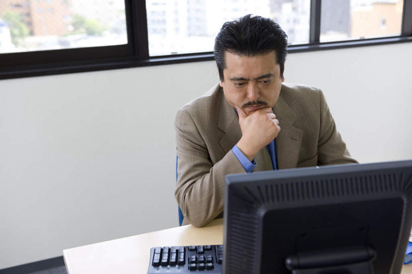 东方人,一个人,商务人士,商务男性,高楼大厦,坐,横图,俯视,室内,白天,衬衫,西装,办公楼,电脑,显示器,鼠标,键盘,窗户,落地窗,桌子,大厦,建筑,摩天大楼,写字楼,亚洲,仅一个男性,仅一个人,仅一个中年男性,撑,阴影,套装,正装,光线,网络,影子,办公桌,托腮,注视,职业装,黄种人,输入设备,通讯设备,玻璃窗,楼宇,观察,看,托,思考,台式电脑,商务楼,思索,思想,观看,察看,关注,托下巴,通信设备,商务装,工薪阶层,输出设备,垂头,男人,男性,中年男性,亚洲人,白领,上班族,坐着,半身,彩图,高角度拍摄,衬衣,大楼,高层建筑,高楼,摩天楼