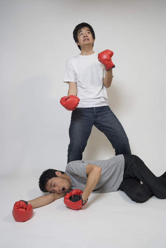 东方人,两个人,站,躺,笑,微笑,露齿笑,竖图,室内,白天,正面,安全,竞争,拳击,亚洲,对抗,阴影,服装,冲突,光线,影子,防护,拳击手套,注视,休闲装,黄种人,运动器械,衣服,手套,观察,看,站着,休闲,休闲服,健身器械,服饰,观看,保护,察看,对立,关注,矛盾,护手,保险,健身器材,敌对,挫败,斗争,抗拒,抗衡,保全,周全,安稳,安定,防护手套,卧着,平安,男人,男性,年轻男性,亚洲人,躺着,卧,站立,半身,彩图,运动器材