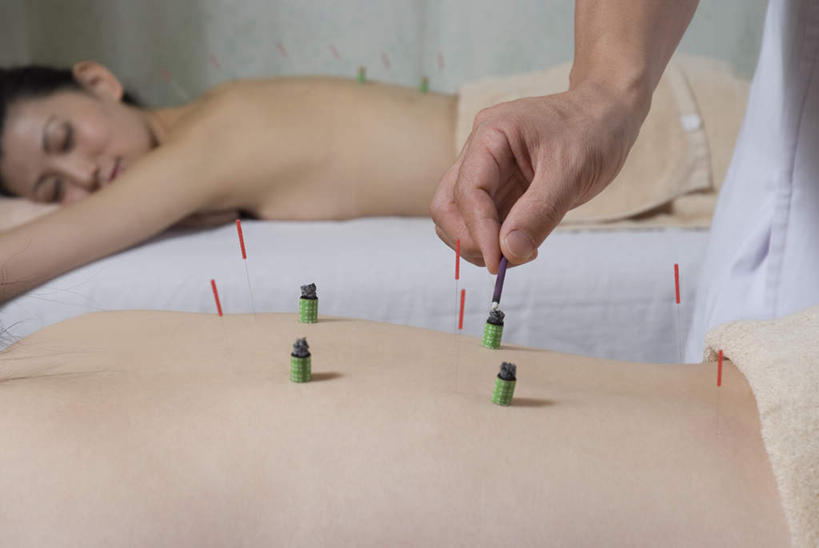 东方人,三个人,医生,病人,医院,闭眼,横图,室内,白天,侧面,床,亚洲,阴影,光线,医学,纺织物,影子,床单,拿,拿着,黄种人,文化,裸露,病床,毛巾,趴着,清洁,医护人员,医疗人员,治疗,保健,经络,保暖,医疗,穴位,中国文化,裸,针灸,调和,中医,透气,防水,医治,医疗机构,针灸针,疏通,储水,耐磨,吸水,艾灸,灸法,针法,中医学,男人,男性,年轻男性,年轻女性,女人,女性,亚洲人,大夫,患者,就医者,闭眼睛,闭着眼,闭着眼睛,趴,半身,彩图,病院,诊所,传统文化