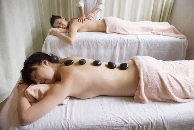 东方人,三个人,医生,病人,医院,闭眼,横图,室内,白天,侧面,按摩,床,亚洲,阴影,光线,医学,纺织物,影子,床单,拿,拿着,注视,黄种人,文化,裸露,病床,毛巾,观察,看,趴着,清洁,医护人员,医疗人员,治疗,保健,观看,经络,保暖,察看,医疗,穴位,关注,中国文化,裸,针灸,调和,中医,透气,指压,防水,医治,医疗机构,针灸针,疏通,储水,耐磨,吸水,艾灸,灸法,针法,中医学,男人,男性,年轻男性,年轻女性,女人,女性,亚洲人,大夫,患者,就医者,闭眼睛,闭着眼,闭着眼睛,趴,半身,彩图,推拿,病院,诊所,传统文化