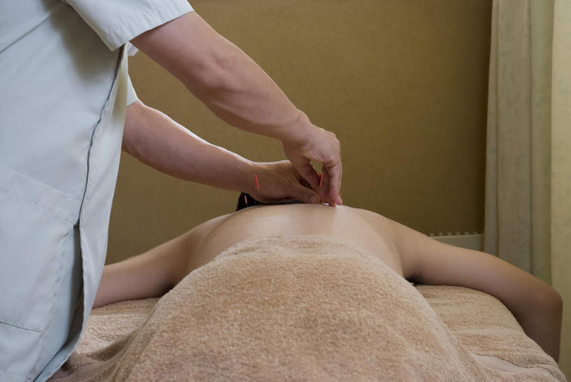 东方人,两个人,医生,病人,站,横图,室内,白天,床,亚洲,阴影,光线,医学,影子,床单,拿,拿着,注视,黄种人,文化,被子,裸露,背面,病床,观察,看,趴着,站着,医护人员,医疗人员,治疗,保健,观看,经络,察看,医疗,穴位,被单,关注,中国文化,裸,针灸,调和,中医,医治,疏通,灸法,针法,中医学,男人,男性,中年男性,亚洲人,大夫,患者,就医者,趴,站立,半身,彩图,传统文化