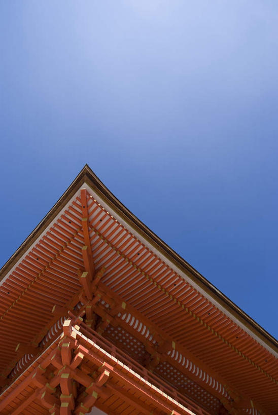 无人,寺庙,竖图,室外,白天,仰视,旅游,度假,标志建筑,地标,建筑,京都,日本,亚洲,阴影,节日,光线,瓦片,影子,屋檐,建筑群,燃烧,文化,娱乐,建设,檐,蓝色,蓝天,天空,阳光,香火,庙宇,天,祈祷,享受,休闲,健康,放松,许愿,宗教,信仰,京都府,晴朗,纪念,祈求,东亚,本州,万里无云,本州岛,日本国,近畿地方,清水寺,近畿,平安,晴空,晴空万里,彩图,低角度拍摄,庙,寺