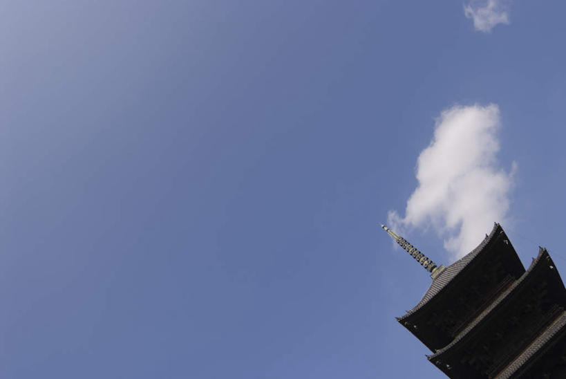 无人,寺庙,横图,室外,白天,仰视,旅游,度假,名胜古迹,标志建筑,地标,建筑,京都,日本,亚洲,阴影,节日,遗迹,光线,影子,云,云朵,塔,云彩,古迹,文化,文物,娱乐,建设,古建筑,宝塔,蓝色,白云,蓝天,天空,阳光,庙宇,天,祈祷,享受,休闲,健康,旅游胜地,放松,许愿,宗教,信仰,京都府,晴朗,纪念,祈求,古文明,东亚,本州,本州岛,日本国,近畿地方,近畿,浮图,浮屠,东寺,教王护国寺,平安,晴空,彩图,低角度拍摄,庙,寺