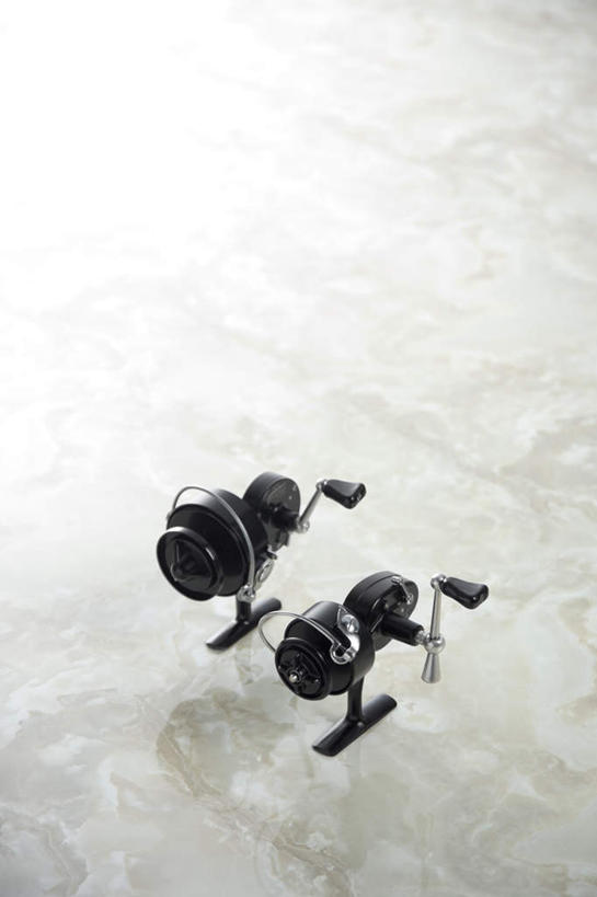 无人,竖图,俯视,室内,特写,白天,白色背景,静物,阴影,光线,影子,两个,摄影,影棚,渔具,鱼线轮,卷线器,彩图,高角度拍摄,影棚拍摄,拍摄