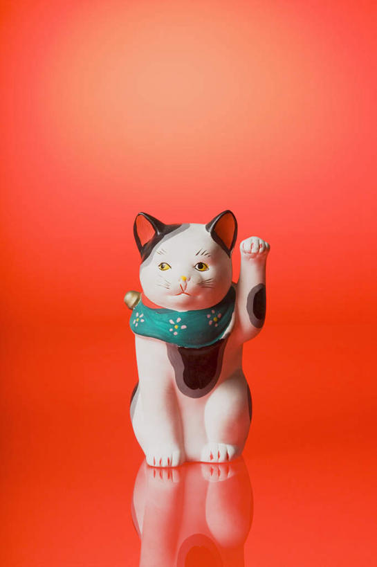 无人,竖图,室内,特写,白天,正面,爱情,幸福,静物,阴影,红色背景,装饰,光线,瓷器,影子,招财猫,陶瓷制品,浪漫,一个,饰品,祈祷,祈福,恋爱,许愿,金融,摄影,影棚,经济,单个,祈求,资金,贸易,招财,招福,财源广进,财运,彩图,影棚拍摄,拍摄