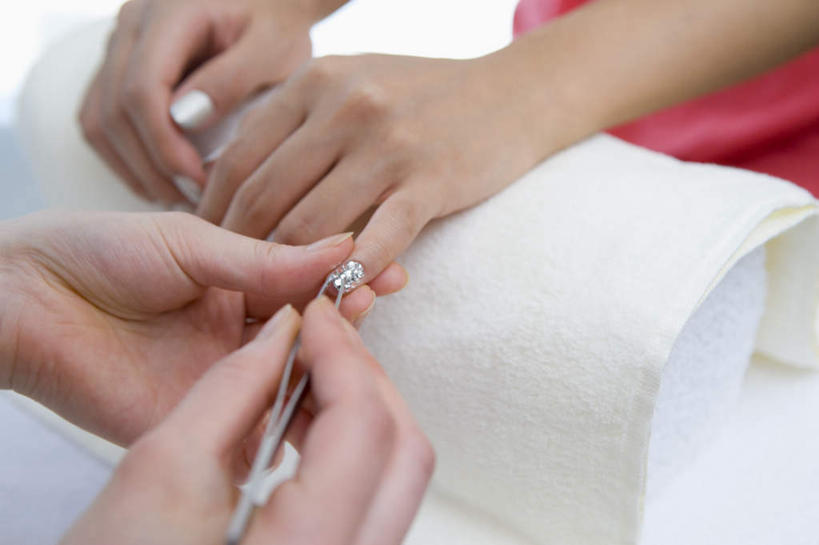 东方人,手,两个人,服务员,坐,横图,俯视,室内,特写,白天,爱情,美容,奢侈,珠宝,亚洲,阴影,光线,矿石,镊子,影子,拿,拿着,注视,黄种人,钻石,观察,看,手部,手指,观看,美甲店,金刚石,昂贵,坚硬,贵重,察看,宝石,关注,坚定,信念,软垫,约定,宝贵,年轻女性,女人,女性,亚洲人,服务生,侍者,坐着,半身,彩图,高角度拍摄