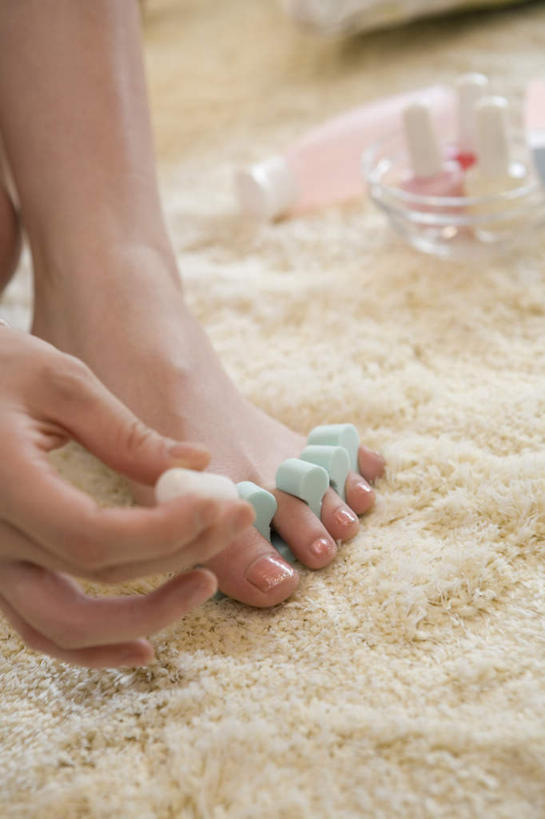 东方人,腿部,脚,脚趾,脚趾甲,腿,一个人,坐,竖图,室内,特写,白天,正面,美容,地毯,亚洲,仅一个年轻女性,仅一个女性,仅一个人,阴影,朦胧,模糊,装饰,光线,影子,拿,指甲油,拿着,注视,黄种人,观察,看,观看,华丽,修饰,点缀,察看,关注,分趾器,衬托,美观,雅致,雅观,年轻女性,女人,女性,亚洲人,脚指甲,坐着,半身,彩图