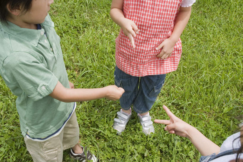 东方人,儿童,三个人,伙伴,朋友,站,横图,俯视,室外,白天,友谊,纯洁,草地,草坪,植物,亚洲,服装,休闲装,黄种人,草,小孩,衣服,绿色,站着,休闲,日本人,休闲服,可爱,童年,童趣,服饰,猜拳,划拳,童真,烂漫,无邪,天真,友情,男孩,男人,男性,女孩,女人,女性,亚洲人,孩子,站立,半身,彩图,高角度拍摄,男生,女生