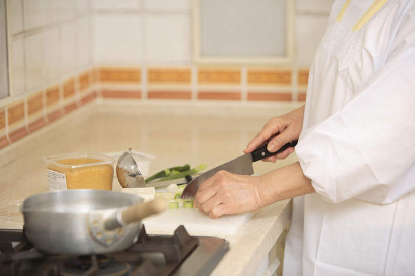 豆腐,东方人,一个人,站,横图,室内,白天,侧面,厨房,蔬菜,餐具,亚洲,仅一个女性,仅一个人,朦胧,模糊,煤气灶,拿,拿着,黄种人,锅,砧板,切,站着,日本人,仅一个老年女性,菜刀,味噌汤,老年女性,女人,女性,亚洲人,进餐用具,烹调用具,站立,半身,彩图,灶间