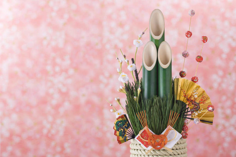 无人,横图,室内,特写,白天,正面,红色背景,装饰,扇子,折扇,纸扇,清凉,凉爽,文化,一个,摄影,影棚,单个,华丽,修饰,点缀,门松,衬托,美观,雅致,雅观,长寿,撒扇,彩图,影棚拍摄,拍摄,传统文化