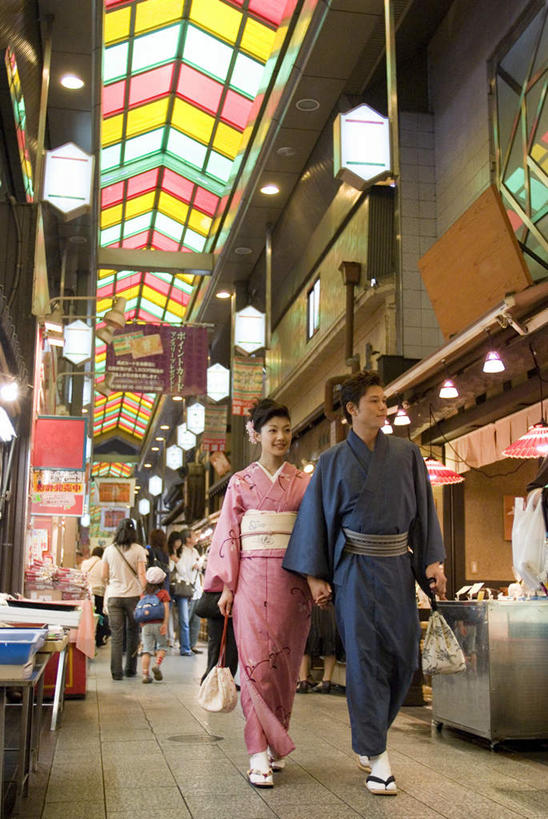 东方人,两个人,站,笑,微笑,露齿笑,竖图,室内,白天,仰视,民族服装,爱情,购物,消费,袋子,京都,日本,亚洲,和服,包装袋,手提袋,摊位,购物袋,市场,浪漫,拿,拿着,注视,黄种人,观察,看,站着,温暖,温馨,日本人,恩爱,金融,恋人,服饰,京都府,观看,和睦,察看,购买,关注,贸易,东亚,本州,吴服,唐草,唐花,唐锦,本州岛,日本国,近畿地方,近畿,男人,男性,年轻男性,年轻女性,女人,女性,亚洲人,情侣,站立,彩图,低角度拍摄,全身,传统服装,民俗服,伴侣,融洽