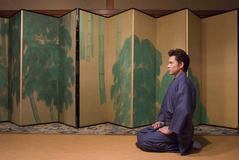 东方人,一个人,坐,横图,室内,白天,侧面,民族服装,屏风,亚洲,仅一个男性,仅一个人,和服,日本文化,榻榻米,黄种人,仅一个年轻男性,日本人,服饰,吴服,唐草,唐花,唐锦,男人,男性,年轻男性,亚洲人,坐着,彩图,全身,传统服装,民俗服
