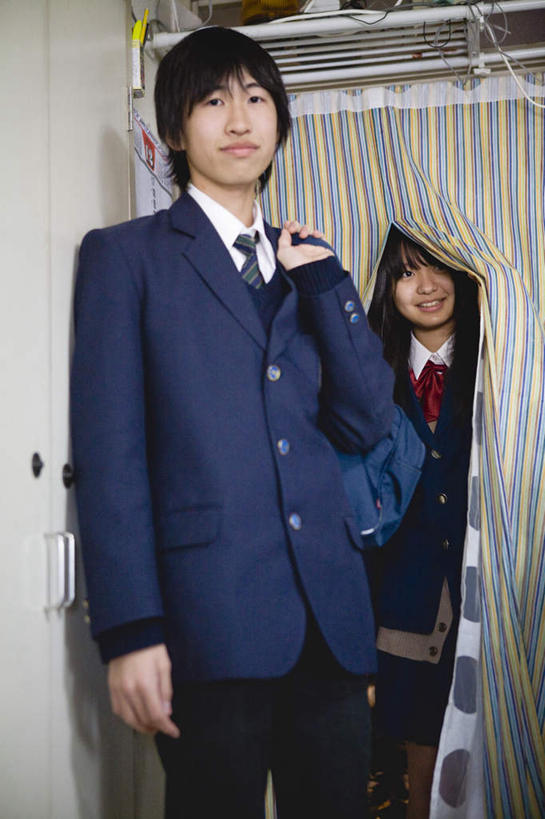 东方人,两个人,伙伴,朋友,站,笑,微笑,露齿笑,竖图,室内,白天,正面,制服,友谊,亚洲,服装,注视,黄种人,观察,看,站着,日本人,校服,观看,察看,关注,学生服,友情,男人,男性,年轻男性,年轻女性,女人,女性,亚洲人,站立,半身,彩图