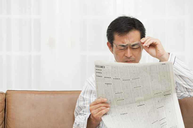 东方人,一个人,客厅,坐,闭眼,横图,室内,白天,正面,沙发,报纸,亚洲,仅一个男性,仅一个人,仅一个中年男性,拿,拿着,注视,黄种人,观察,看,疼痛,日本人,观看,察看,起居室,关注,男人,男性,中年男性,亚洲人,闭眼睛,闭着眼,闭着眼睛,坐着,半身,彩图,皮沙发