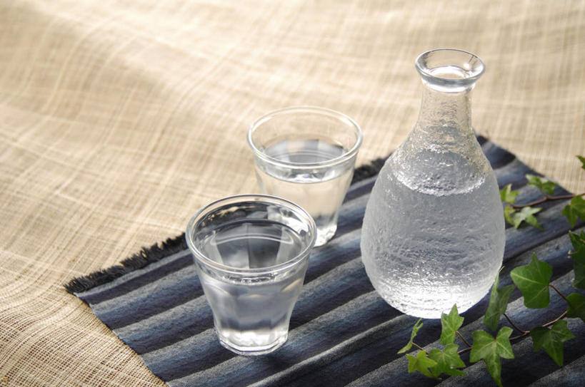 清酒,无人,横图,俯视,室内,特写,白天,杯子,叶子,绿叶,酒类,玻璃制品,酒,饮料,三个,水杯,嫩叶,摄影,影棚,叶,叶片,玻璃杯,彩图,高角度拍摄,影棚拍摄,拍摄