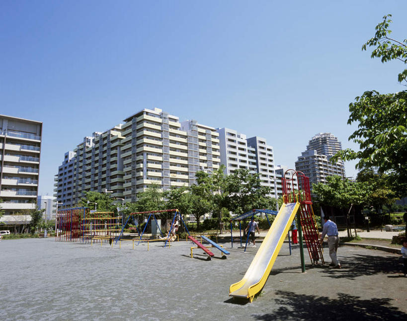 东方人,一个人,公园,家,站,横图,室外,白天,仰视,旅游,度假,植物,日本,亚洲,仅一个男性,仅一个人,仅一个中年男性,房屋,屋子,千叶县,黄种人,娱乐,楼房,住宅,树,树木,蓝色,绿色,蓝天,天空,自然,天,站着,享受,休闲,日本人,滑梯,放松,生长,成长,东亚,本州,关东地方,本州岛,日本国,千叶,男人,男性,中年男性,亚洲人,站立,彩图,低角度拍摄,全身,房子