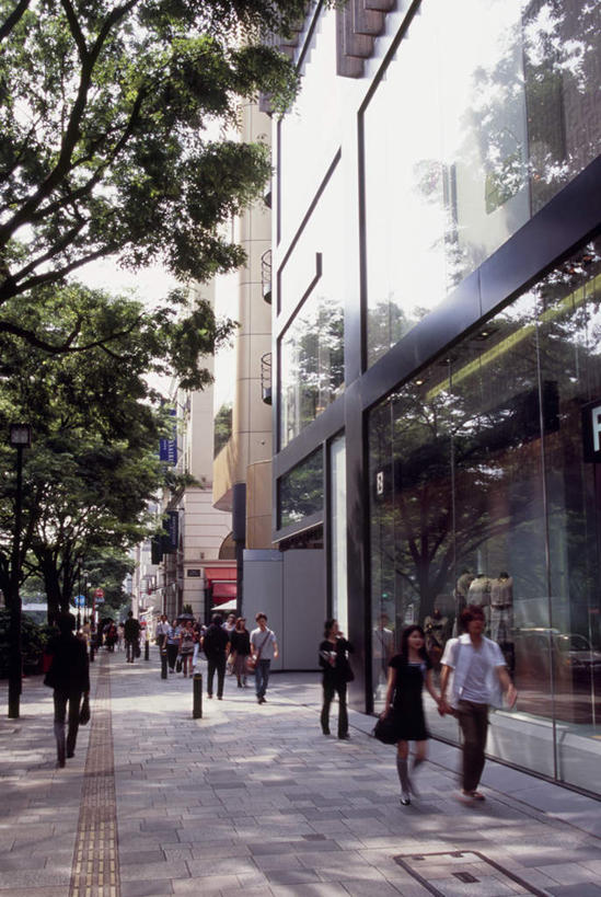 东方人,商店,站,走,竖图,室外,白天,仰视,度假,美景,植物,城市风光,城市,道路,路,公路,东京,日本,亚洲,行人,游客,游人,景观,交通,许多人,黄种人,娱乐,路人,旅客,树,树木,绿色,自然,站着,一群人,享受,休闲,日本人,景色,放松,金融,百货,生长,成长,贸易,百货公司,东亚,本州,关东地方,本州岛,日本国,东京都,涩谷区,过客,原宿,表参道,男人,男性,年轻男性,年轻女性,女人,女性,亚洲人,马路,步行,散步,站立,走路,彩图,低角度拍摄,全身,购物商场,购物中心