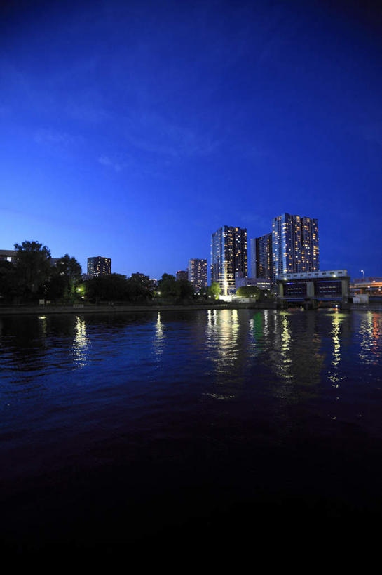 无人,高楼大厦,竖图,室外,夜晚,正面,旅游,度假,海浪,海洋,美景,城市风光,城市,大厦,建筑,路灯,摩天大楼,东京,日本,亚洲,阴影,光线,影子,景观,浪花,云,云朵,灯光,品川区,云彩,娱乐,灯,蓝色,白云,蓝天,天空,阳光,海水,天,享受,休闲,景色,放松,照明设备,海景,东亚,本州,关东地方,本州岛,日本国,东京都,大海,风浪,海,海水的波动,近岸浪,涌浪,彩图,大楼,高层建筑,高楼,摩天楼