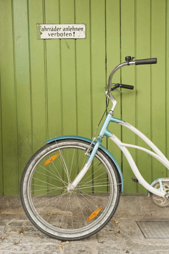 无人,竖图,室外,白天,正面,指示牌,自行车,德国,欧洲,标志,字母,墙,标识,慕尼黑,墙壁,墙面,车,脚踏车,交通工具,西欧,德意志联邦共和国,首府,巴伐利亚,巴伐利亚州,拜恩州,拜恩自由州,彩图