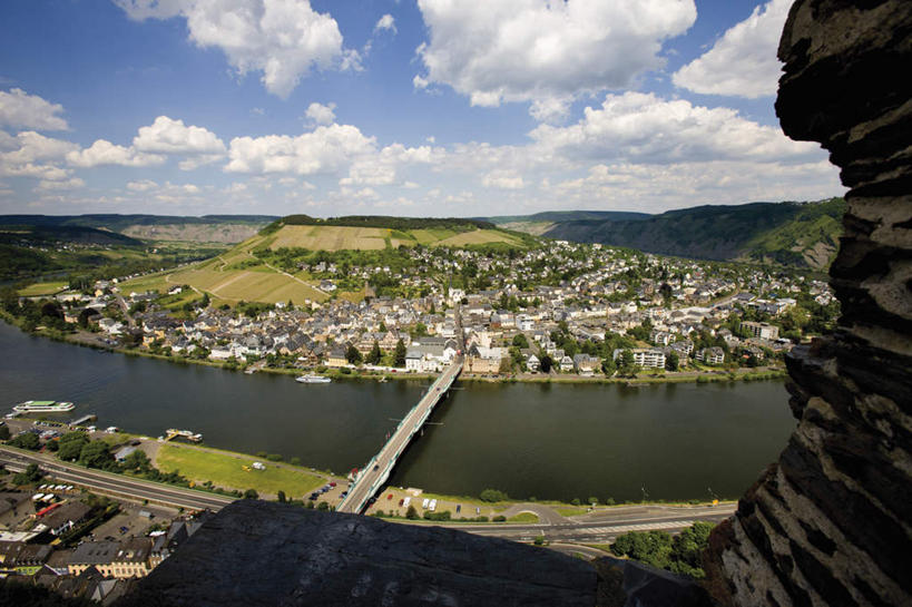帆船,无人,家,横图,俯视,航拍,室外,白天,度假,河流,美景,水,城市风光,城市,大桥,道路,立交桥,路,桥梁,公路,船,汽车,德国,欧洲,房屋,屋子,河水,景观,水流,云,云朵,桥,交通,云彩,娱乐,楼房,住宅,车,白云,蓝天,天空,交通工具,轿车,天,享受,休闲,景色,放松,西欧,鸟瞰,德意志联邦共和国,摩泽尔河,莱茵兰.普法尔茨州,马路,彩图,高角度拍摄,房子